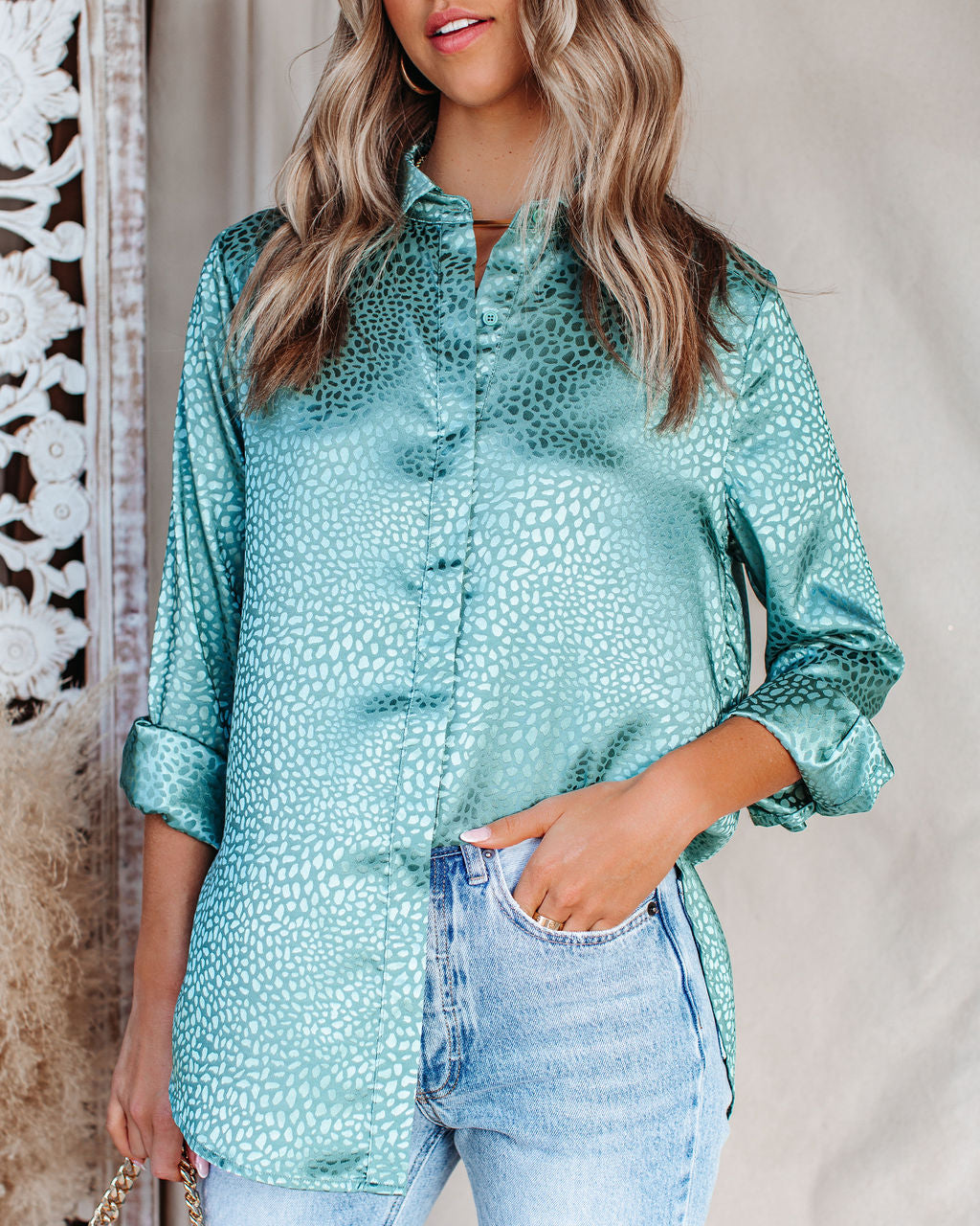 Blue Moon Satin-Bluse mit geprägtem Button-Down-Muster – Jade – ENDGÜLTIGER VERKAUF