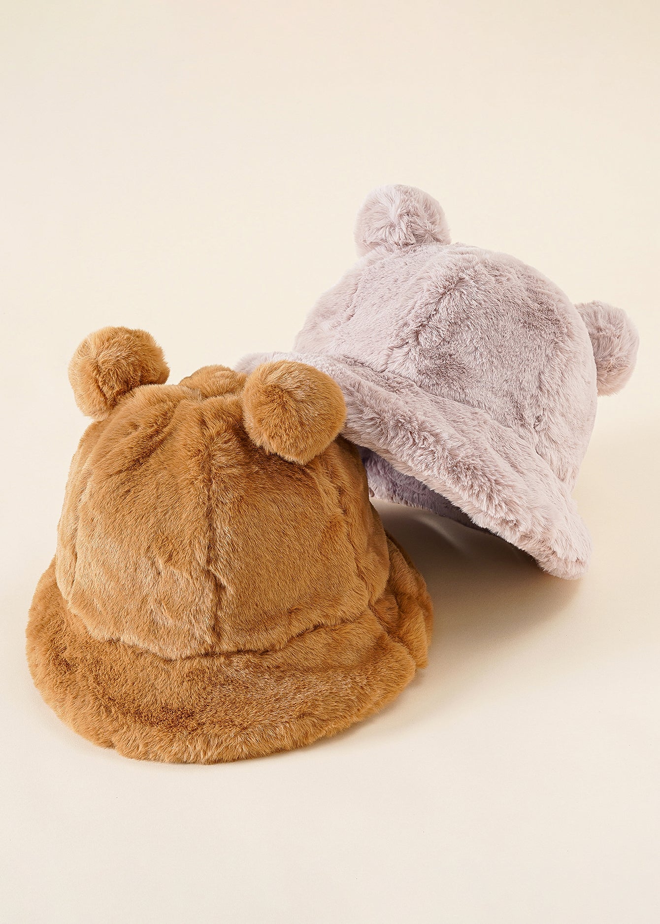 Gorro de piel sintética con decoración de orejas de oso