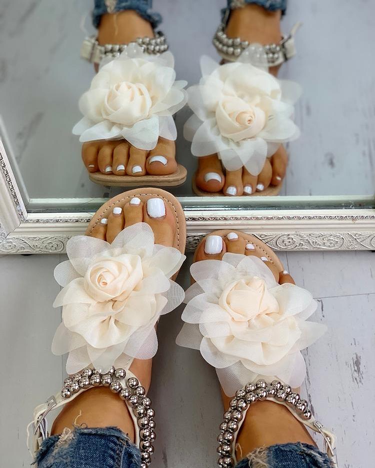 Flache Sandalen mit Blumen-String-Perlen und Knöchelriemen