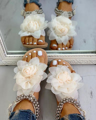 Flache Sandalen mit Blumen-String-Perlen und Knöchelriemen
