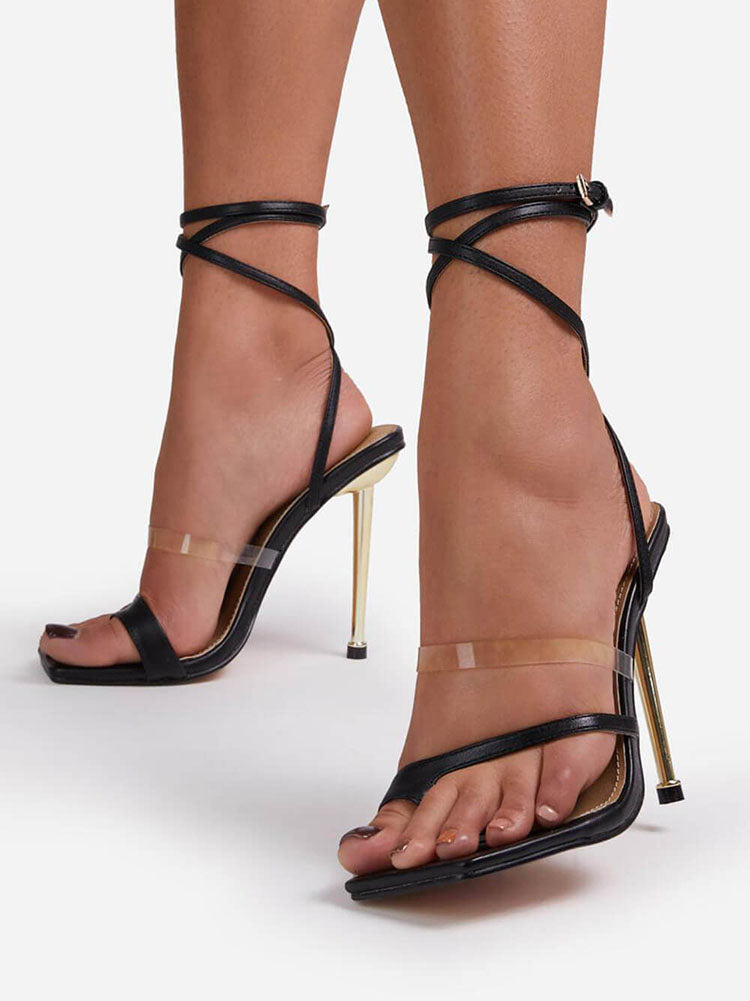 Pumps mit eckiger Zehenpartie und Knöchelriemen