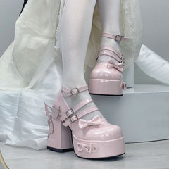Zapatos de tacón de mariposa