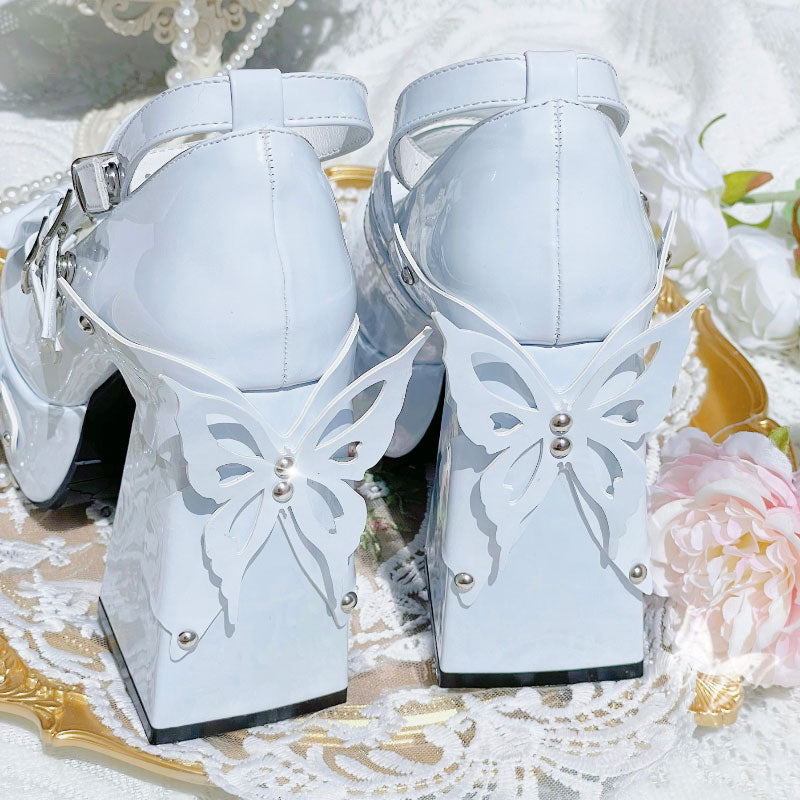 Zapatos de tacón de mariposa