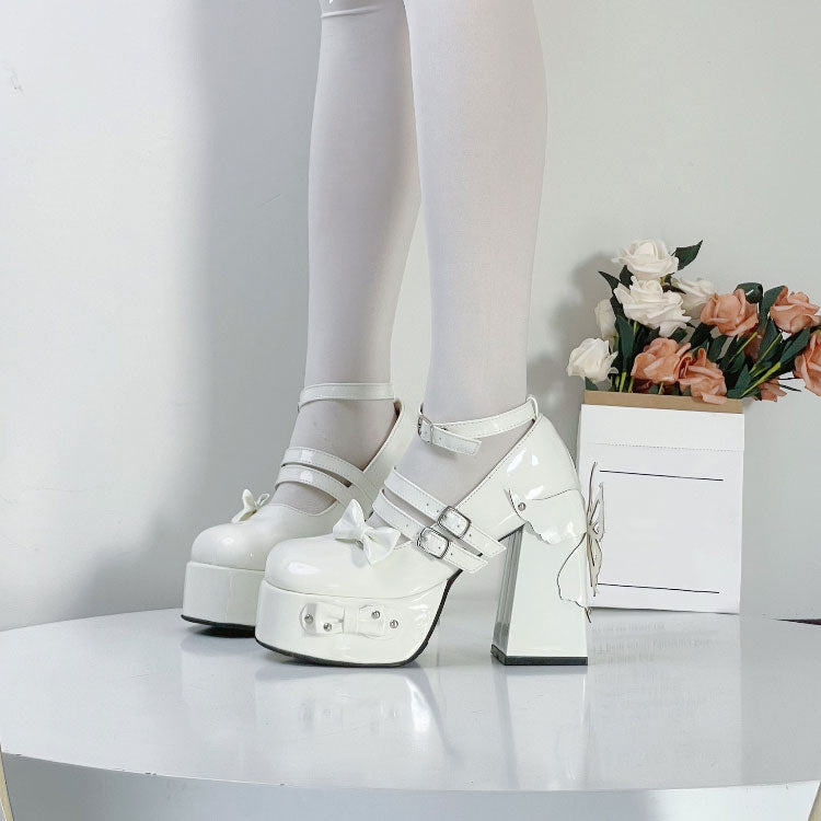 Zapatos de tacón de mariposa