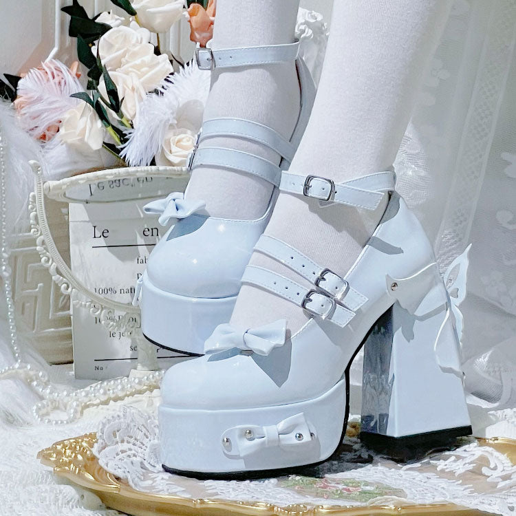 Zapatos de tacón de mariposa