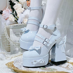 Zapatos de tacón de mariposa