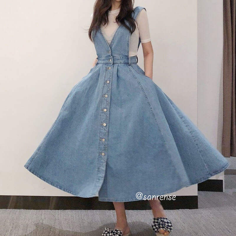 Vestido vaquero con bolsillos y tirantes abotonados