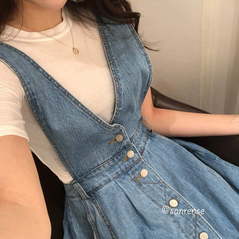 Vestido vaquero con bolsillos y tirantes abotonados