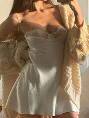 Minivestido lencero con paneles de encaje y espalda descubierta