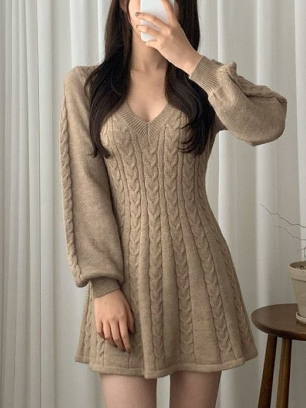 Vestido mini de manga larga con cuello en V y punto trenzado