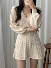Vestido mini de manga larga con cuello en V y punto trenzado