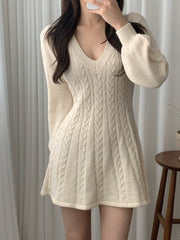 Vestido mini de manga larga con cuello en V y punto trenzado