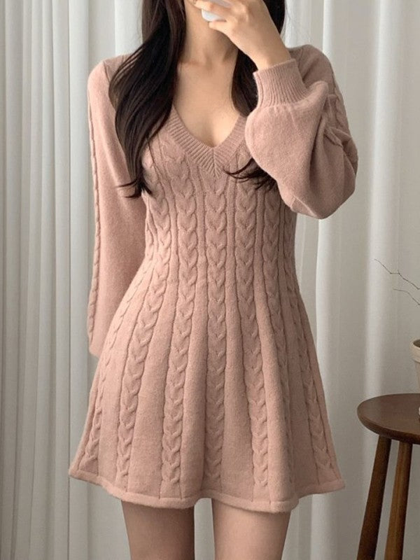 Vestido mini de manga larga con cuello en V y punto trenzado