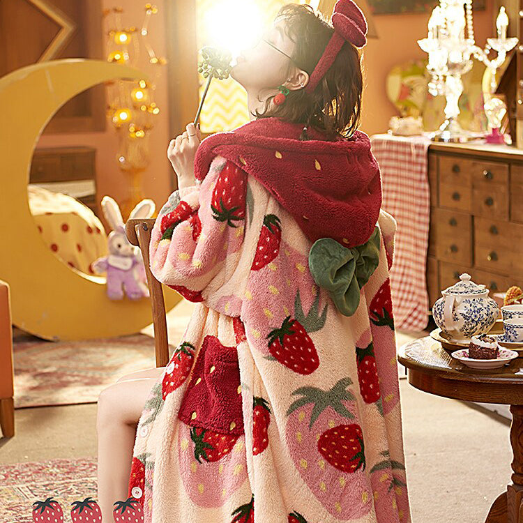 Lindo pijama de terciopelo coral con fresas para invierno
