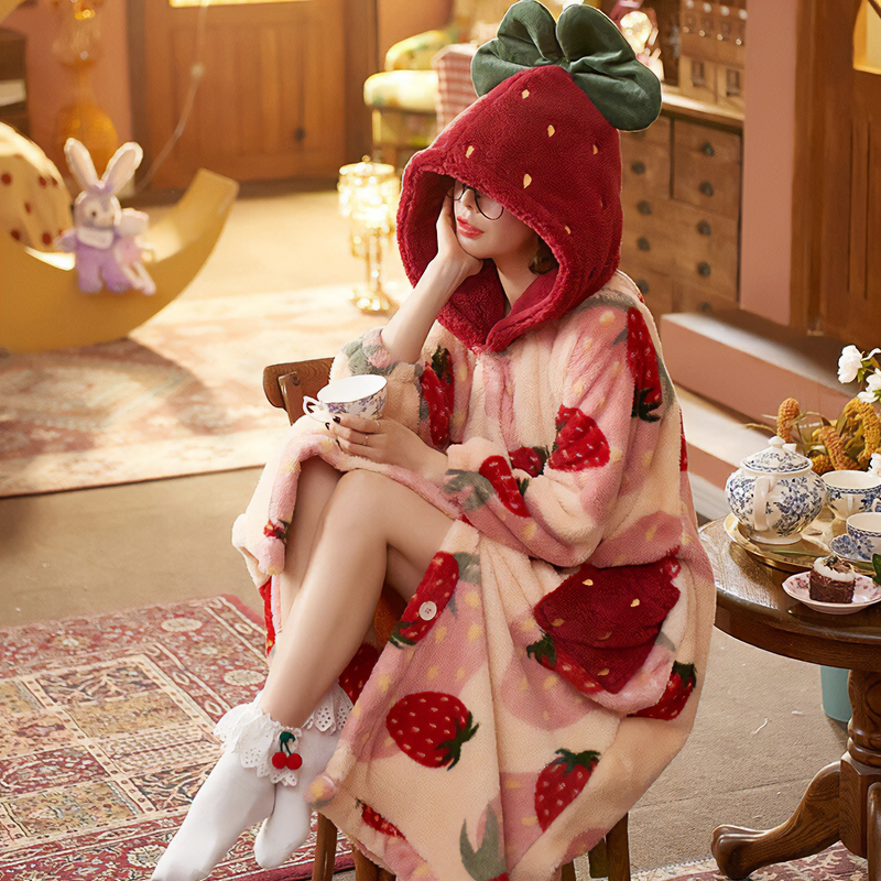 Lindo pijama de terciopelo coral con fresas para invierno