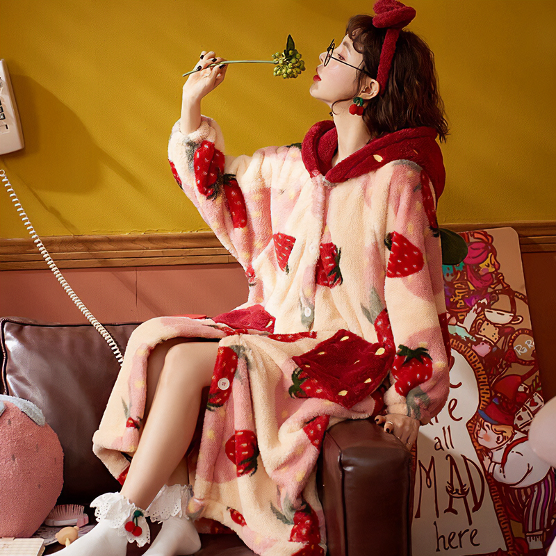 Lindo pijama de terciopelo coral con fresas para invierno