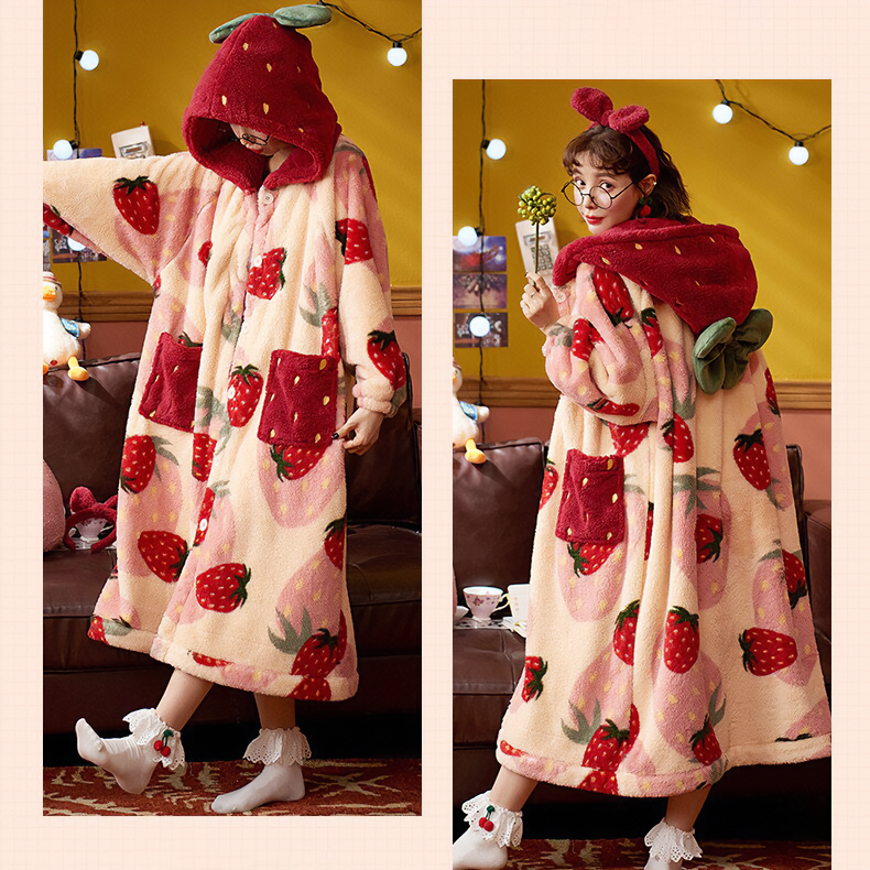 Lindo pijama de terciopelo coral con fresas para invierno