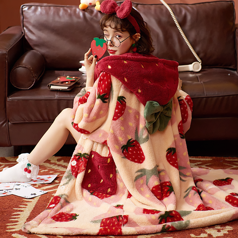 Lindo pijama de terciopelo coral con fresas para invierno