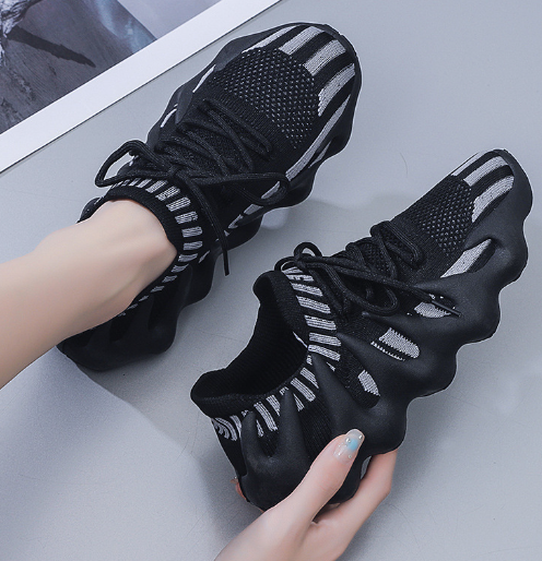 Atmungsaktive Sneakers aus Strick mit Schnürung