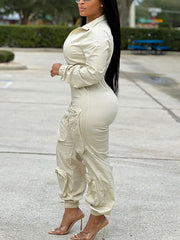 Jumpsuit mit tiefem V-Ausschnitt und Reißverschlusstasche