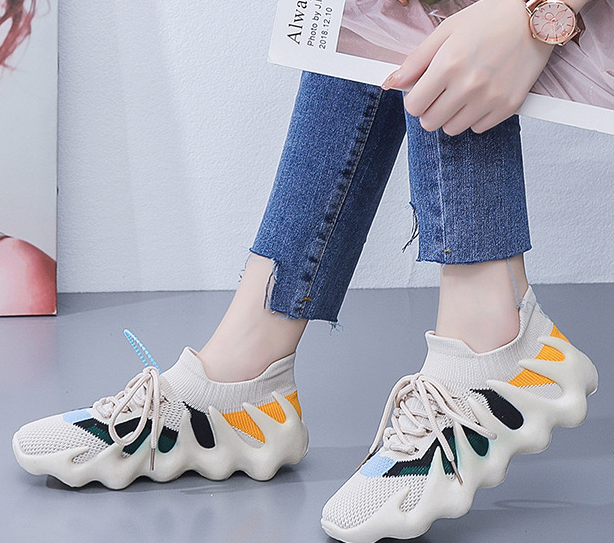 Atmungsaktive Sneakers aus Strick mit Schnürung