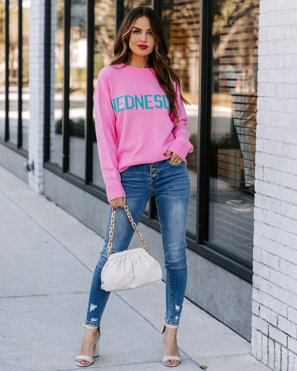 Mittwoch mit rosa Strickpullover