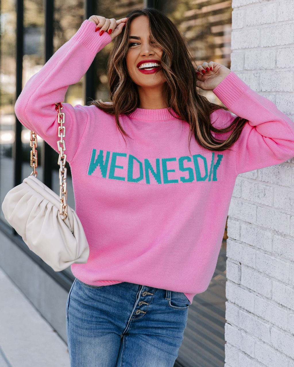Mittwoch mit rosa Strickpullover