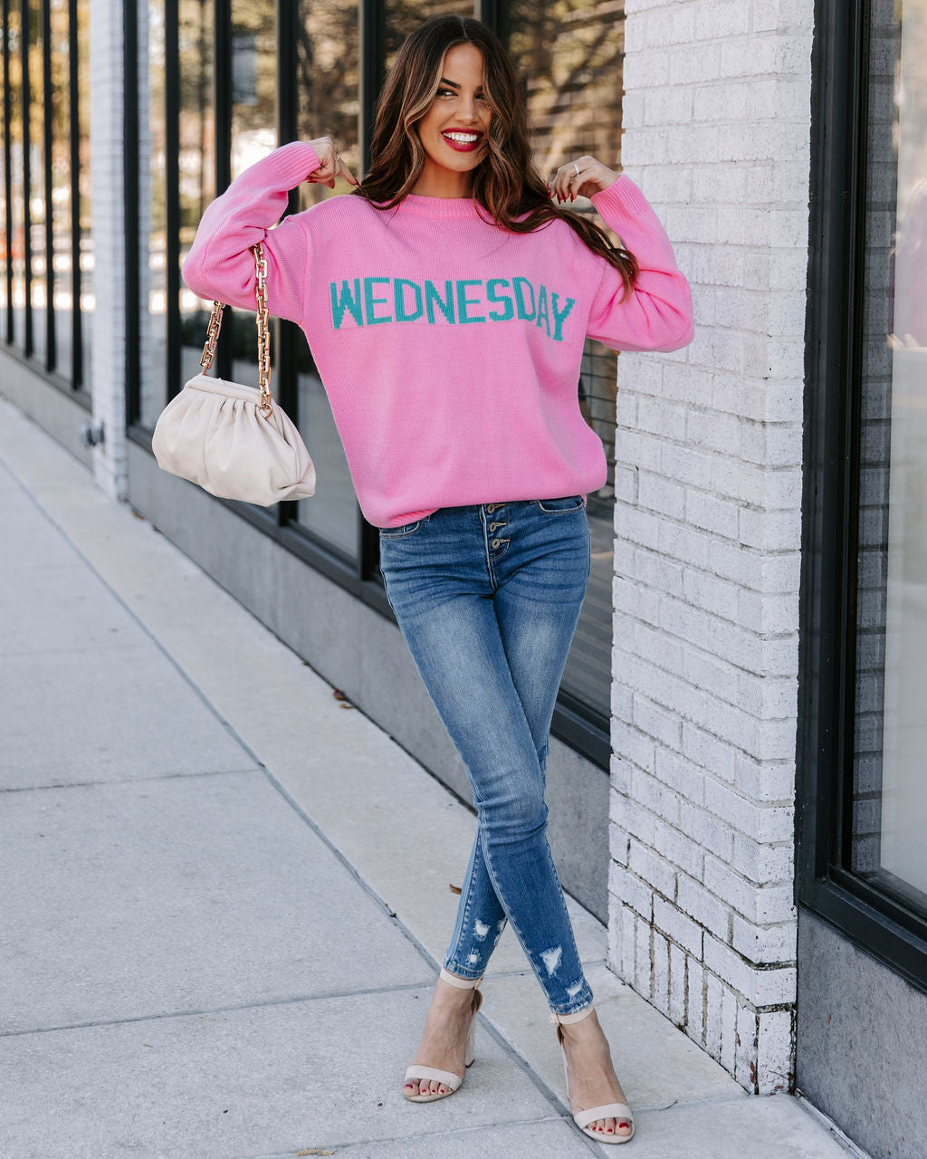 Mittwoch mit rosa Strickpullover