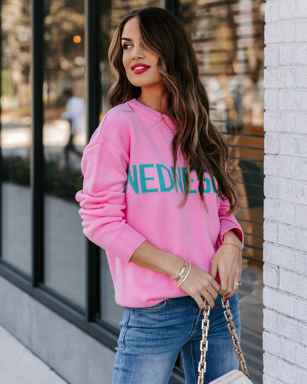 Mittwoch mit rosa Strickpullover