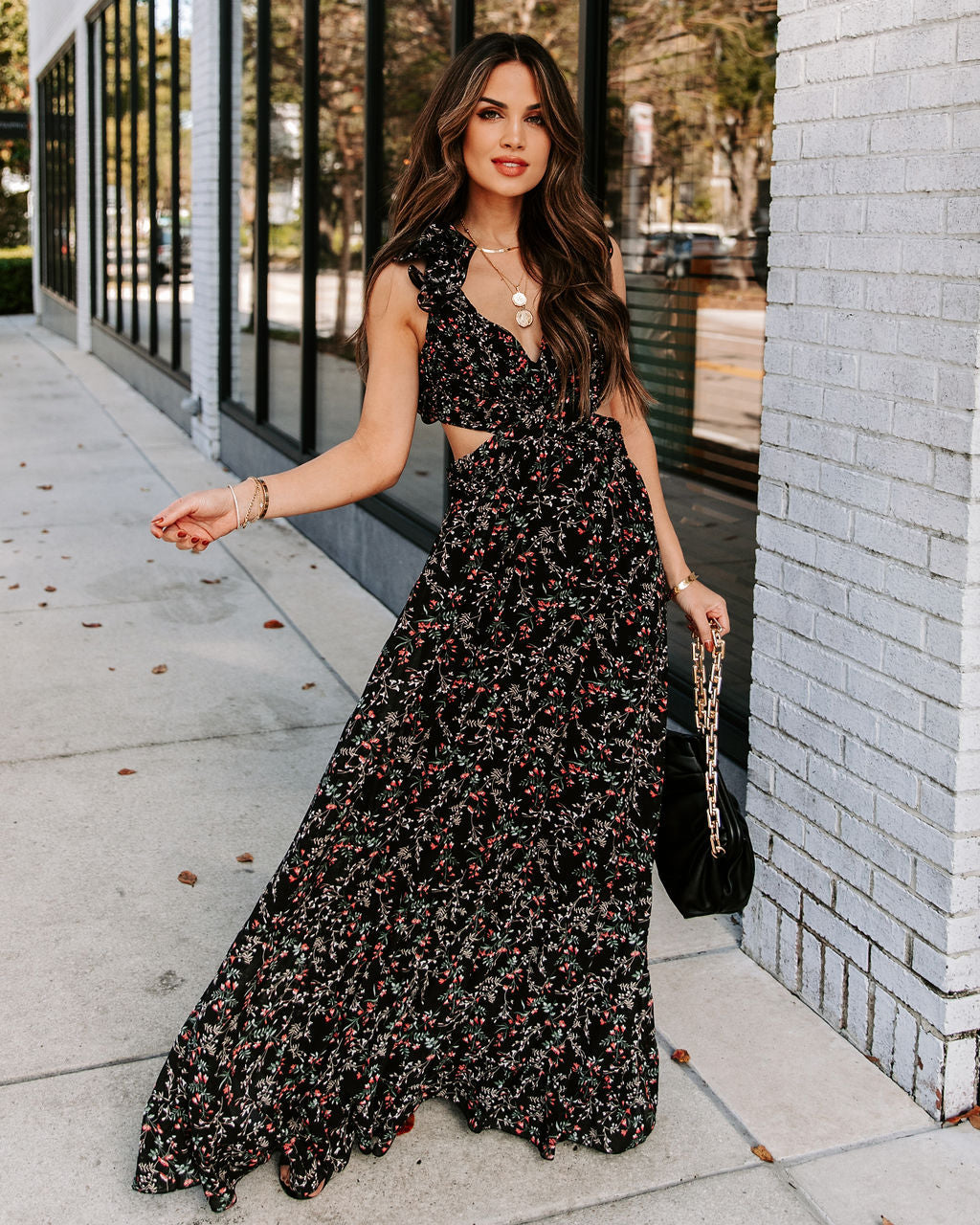 Charlotta Maxikleid mit Rüschen und Cut-out und Blumenmuster – Schwarz – ENDGÜLTIGER VERKAUF