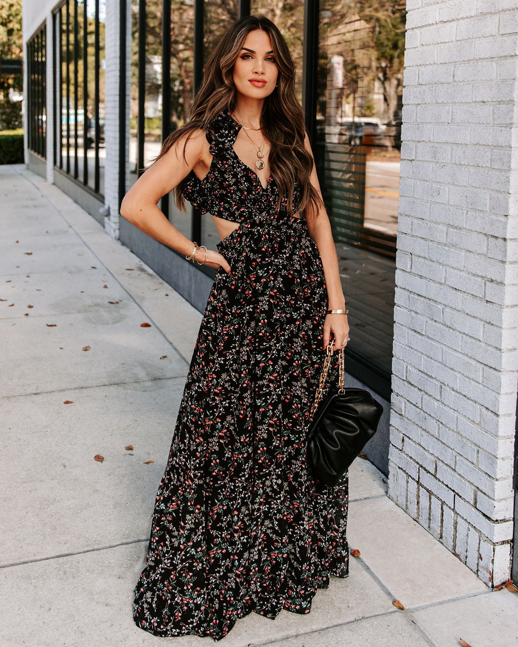 Charlotta Maxikleid mit Rüschen und Cut-out und Blumenmuster – Schwarz – ENDGÜLTIGER VERKAUF