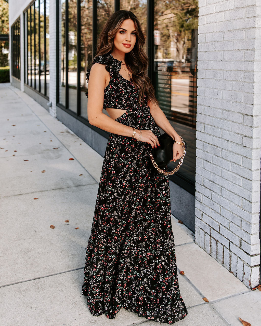 Charlotta Maxikleid mit Rüschen und Cut-out und Blumenmuster – Schwarz – ENDGÜLTIGER VERKAUF