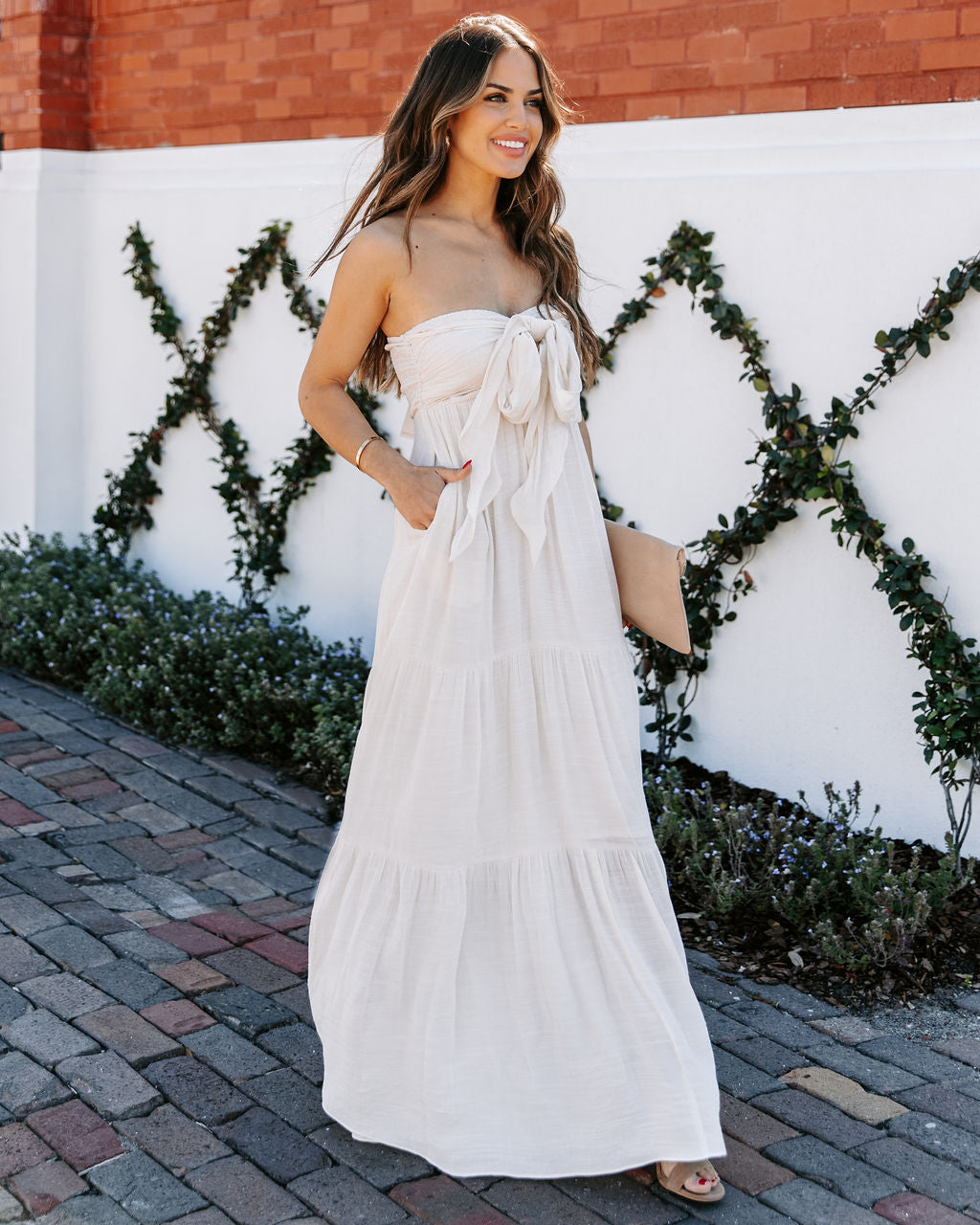 Hattie trägerloses Maxikleid mit Taschen und Bindeband vorne - Bambuscreme