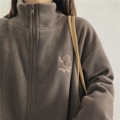 Chaqueta polar con cremallera y bordado