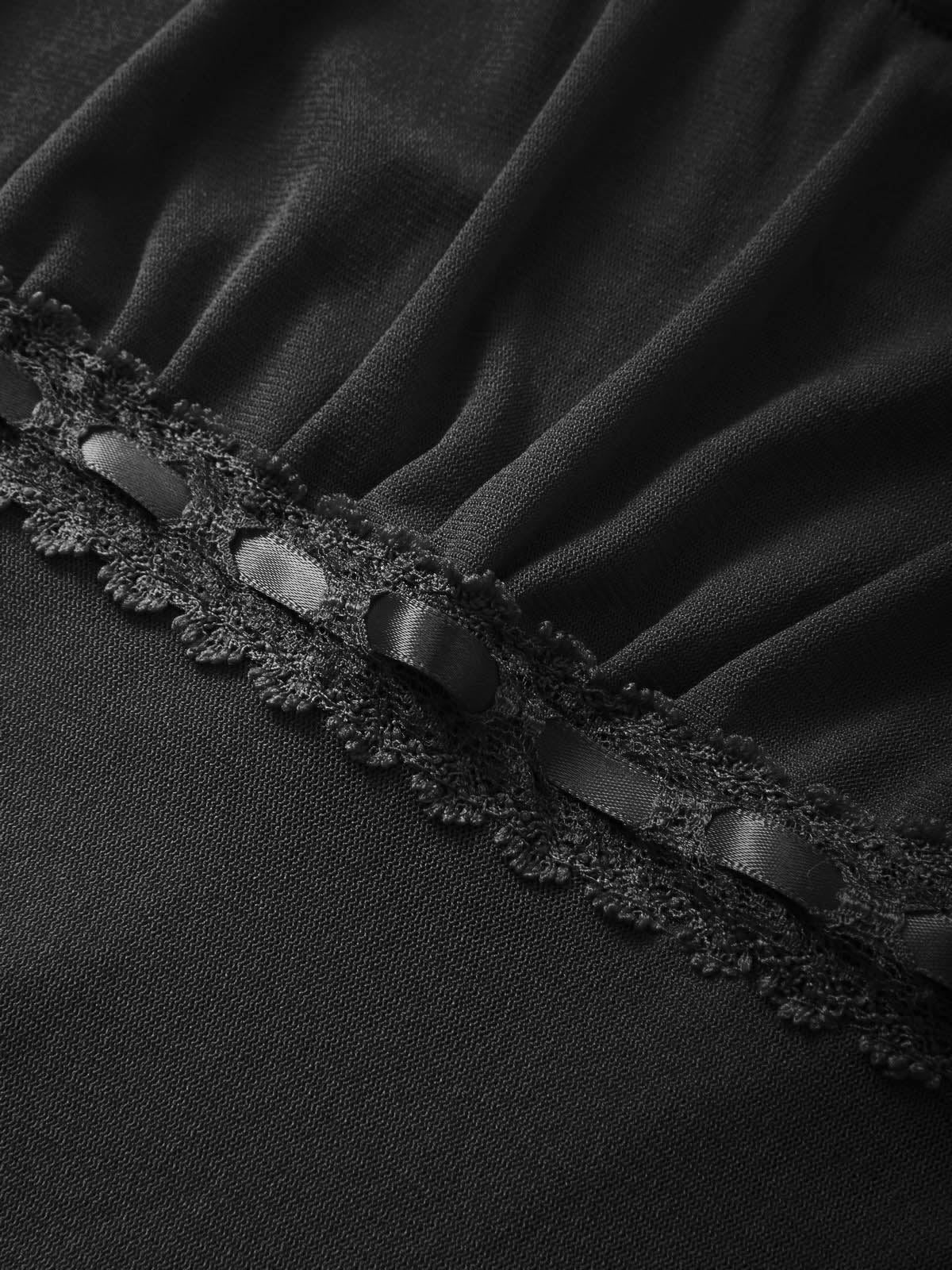 Langärmlige Bluse mit Spitzenbesatz und Bindeband vorne
