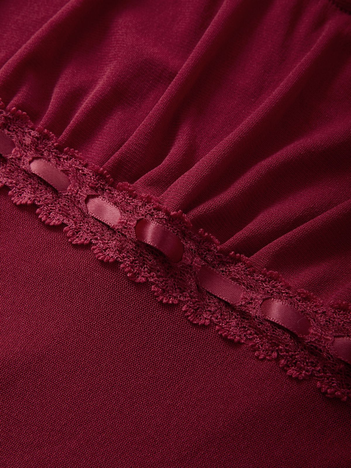 Langärmlige Bluse mit Spitzenbesatz und Bindeband vorne