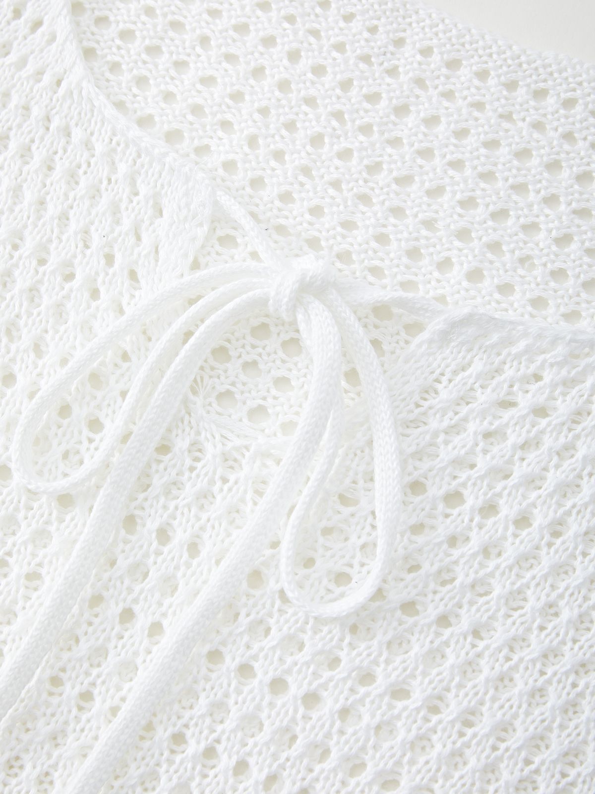 Weißes, offenes Stricktop mit Bindeband vorne