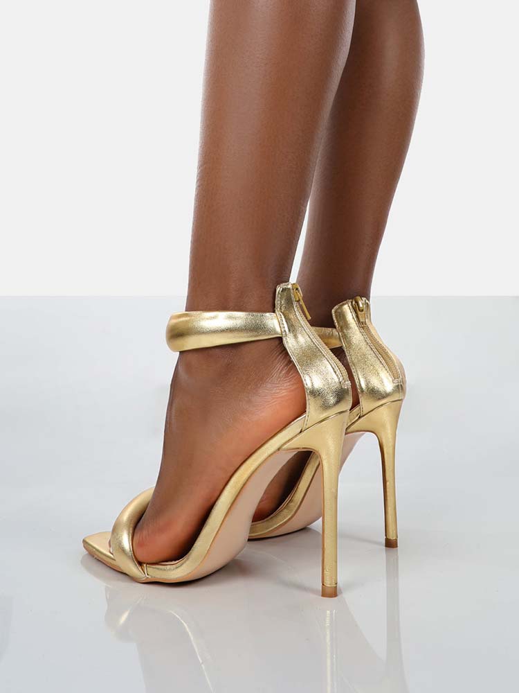 Goldene Sandalen mit Knöchelriemen