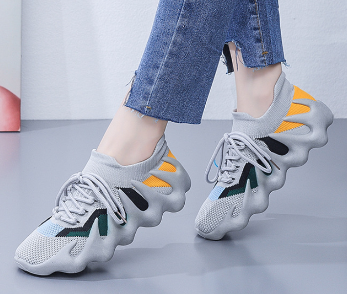 Atmungsaktive Sneakers aus Strick mit Schnürung