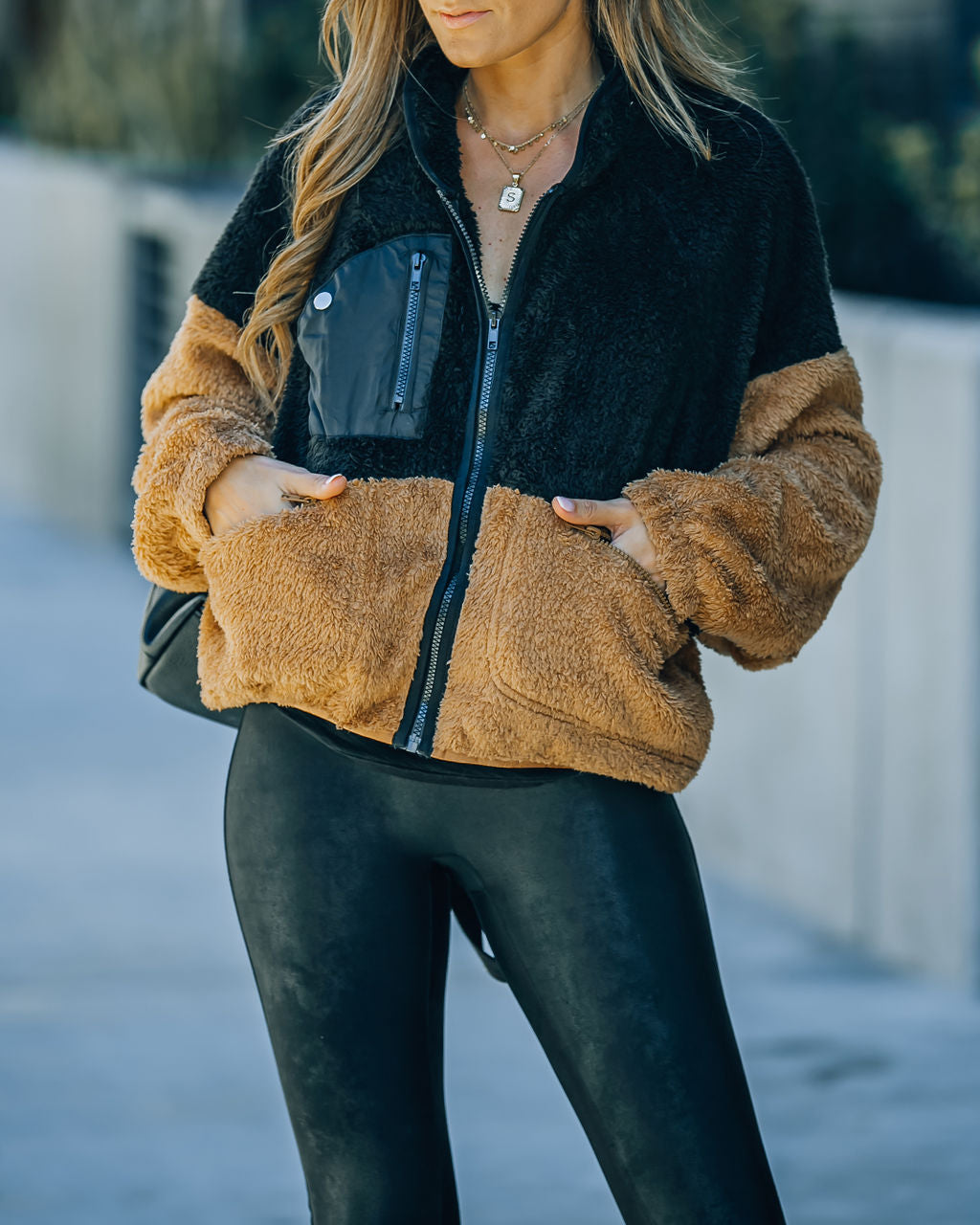 Nava – Colorblock-Reißverschlussjacke mit Taschen - Schwarz