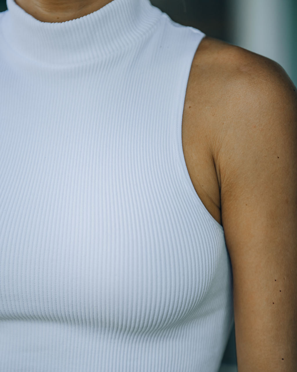 Louie Ärmelloses Crop Top mit Stehkragen - Weiß