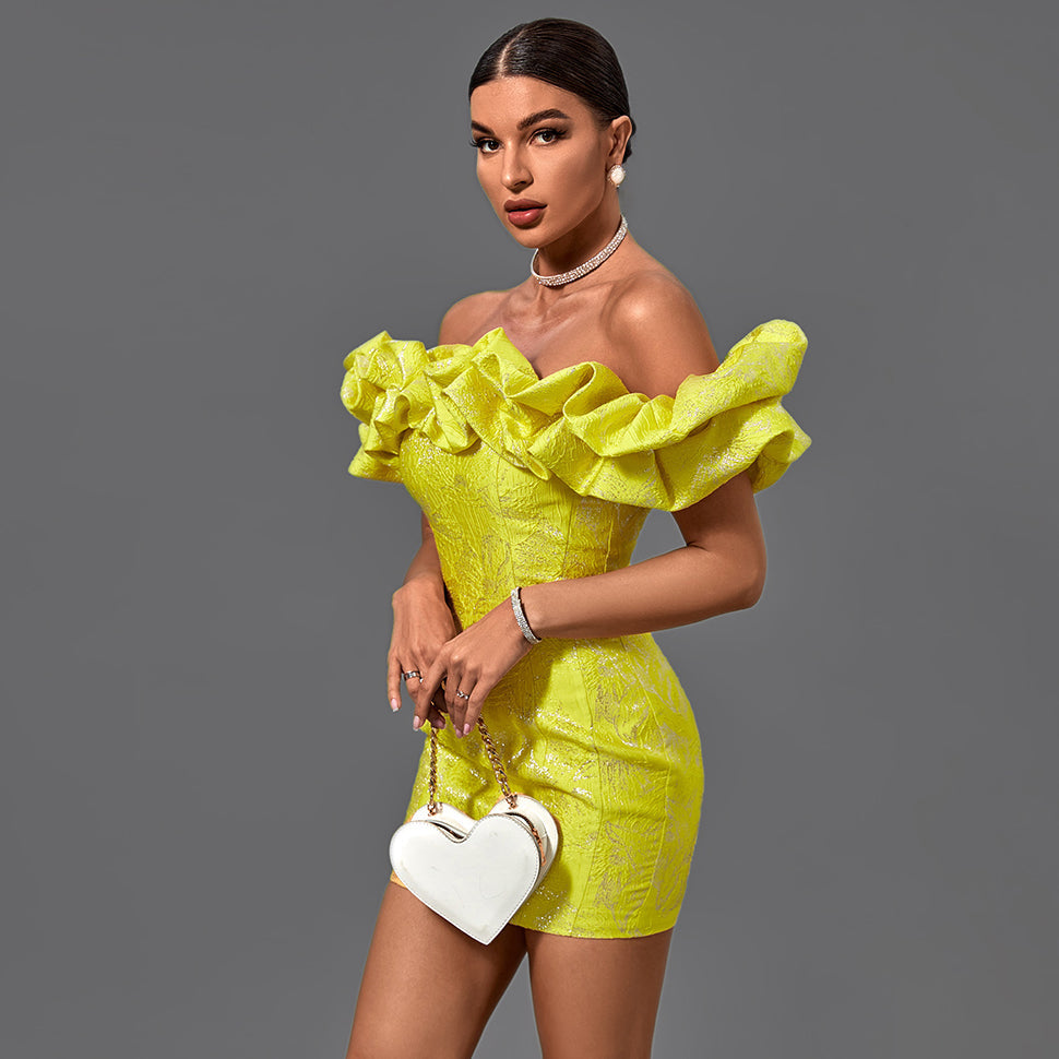 Vestido mini ajustado plisado con hombros descubiertos