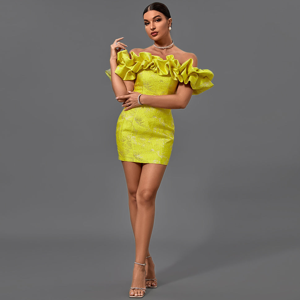 Vestido mini ajustado plisado con hombros descubiertos