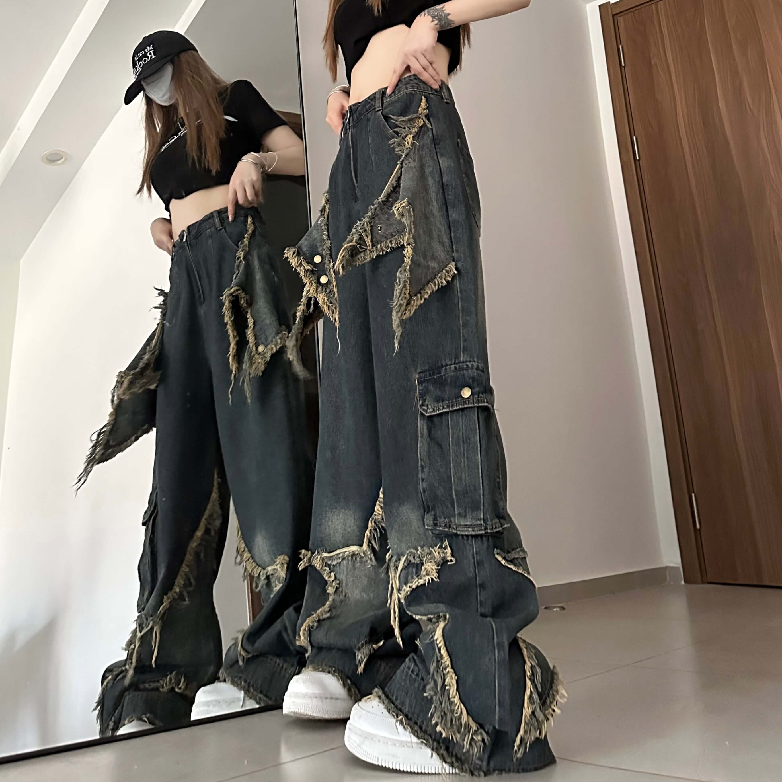 Rostfarbene Grunge-Jeans mit ausgestellten Seitentaschen und Fransensternen