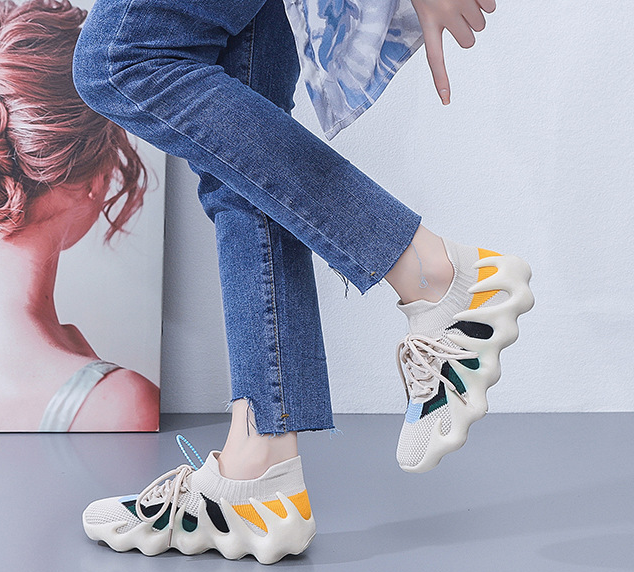 Atmungsaktive Sneakers aus Strick mit Schnürung