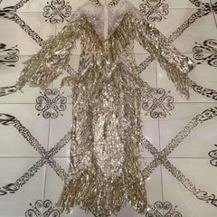 Vestido maxi ajustado con borlas, manga larga y cuello redondo