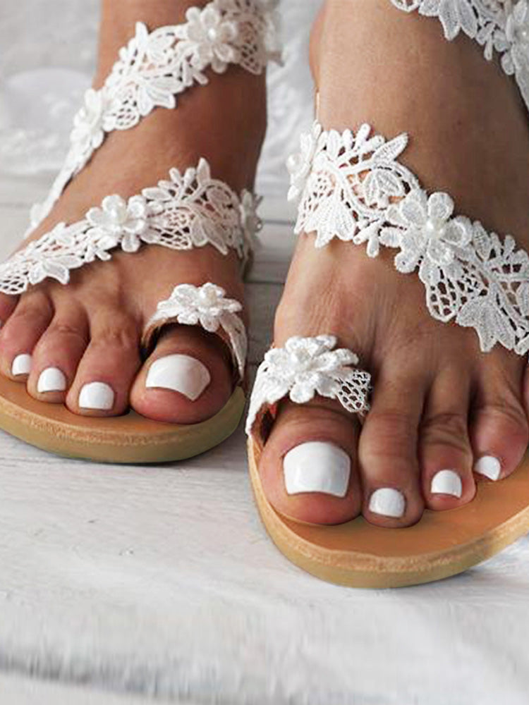Flache Strandsandalen mit Spitze, Blumen und Perlen