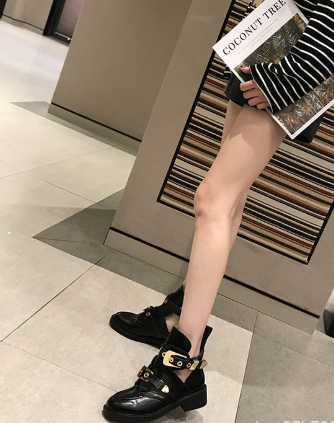 Botines con correa y hebilla recortada
