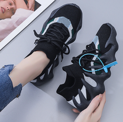 Atmungsaktive Sneakers aus Strick mit Schnürung