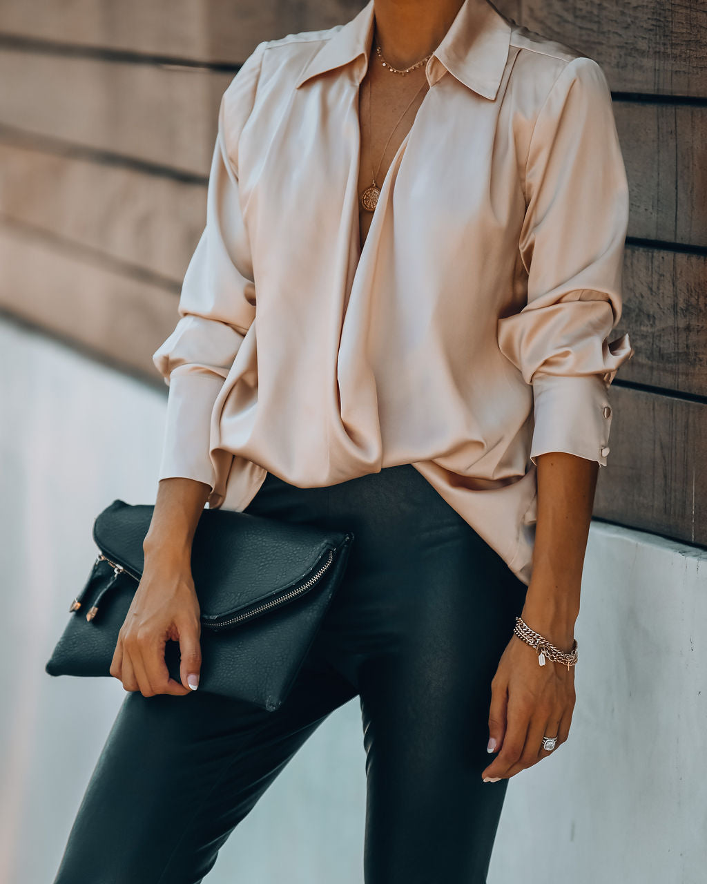 Problem Solved Satin-Bluse mit Kragen – Hautfarben